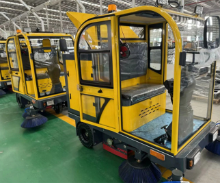 Klien Afrika Mengunjungi Lokasi untuk Demonstrasi Penggunaan Mesin Penyapu Jalanan