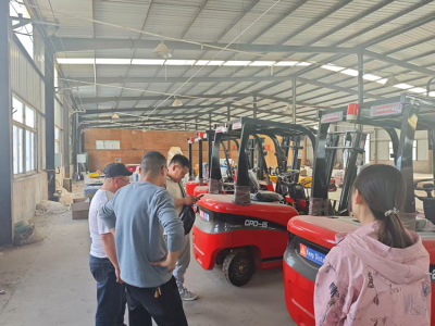 Pelanggan Mongolia Memesan Kendaraan Roda Empat dan Forklift Listrik di Lokasi Keruide