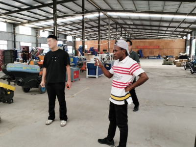 Pelanggan Ghana Mengunjungi Keruide untuk Memeriksa Mesin Pembersih Lantai, Mengamankan Pesanan di Tempat