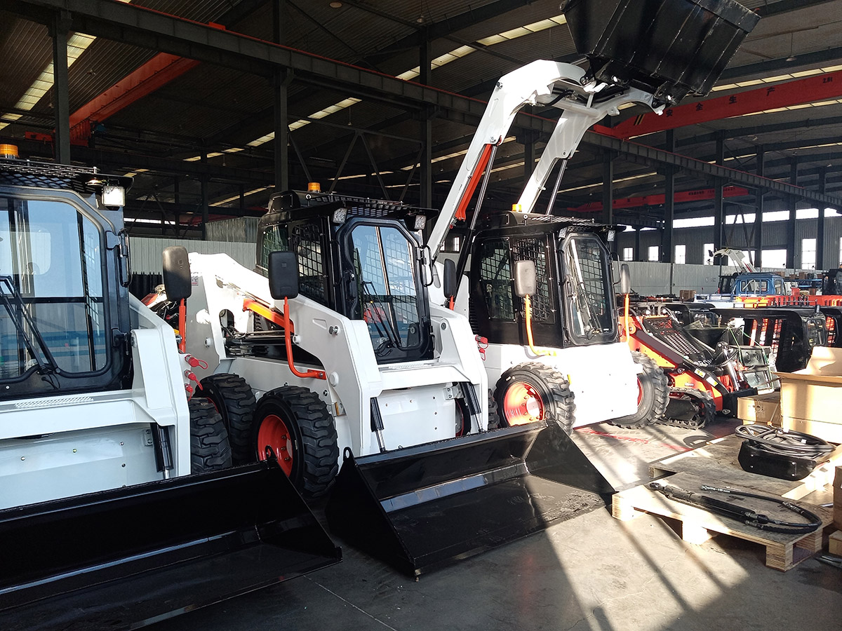 Uji Performa Dunia Nyata Selama Kunjungan Pelanggan Italia: Menaklukkan Lubang Sedalam 2 Meter dan Lereng 45° dengan Mudah